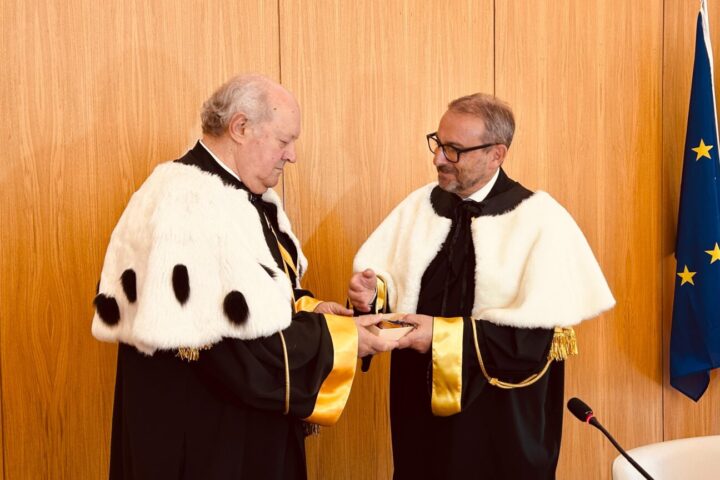 Il rettore uscente Edoardo Alesse consegna il Sigillo dell’Università dell’Aquila al suo successore Fabio Graziosi. La cerimonia ha ufficializzato il passaggio di consegne alla guida dell’Ateneo.