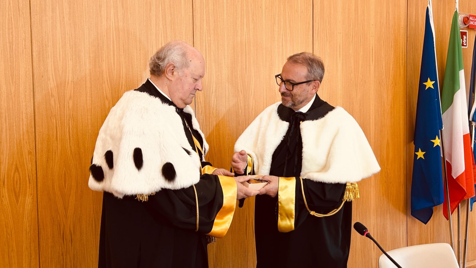 Il rettore uscente Edoardo Alesse consegna il Sigillo dell’Università dell’Aquila al suo successore Fabio Graziosi. La cerimonia ha ufficializzato il passaggio di consegne alla guida dell’Ateneo.