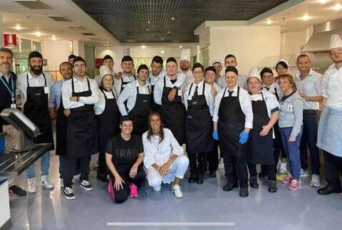 I ragazzi de La Casa di Michele insieme agli chef dell’Accademia Niko Romito, protagonisti della cena solidale in programma il 6 ottobre all’Aquila.