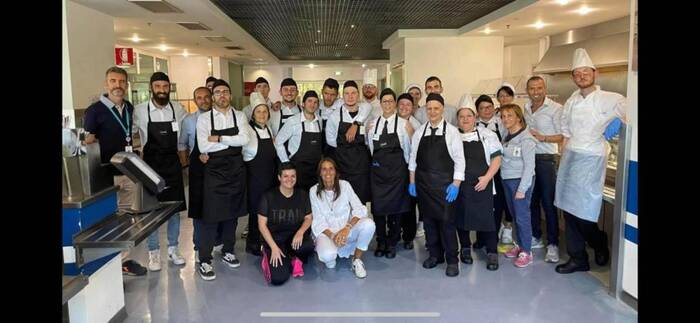 I ragazzi de La Casa di Michele insieme agli chef dell’Accademia Niko Romito, protagonisti della cena solidale in programma il 6 ottobre all’Aquila.