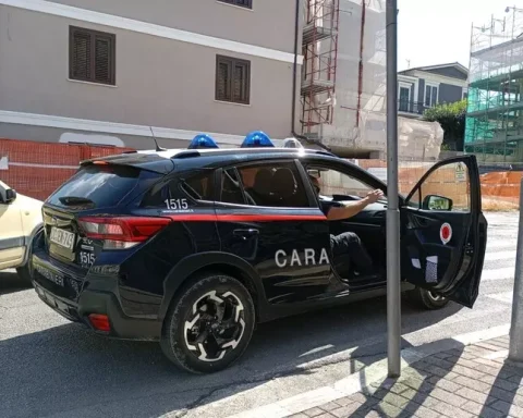 Carabinieri intervenuti dopo il pestaggio di un 17enne a Raiano, aggredito dal branco per una richiesta di amicizia sui social.