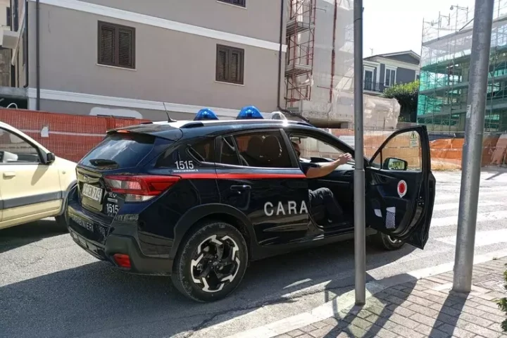 Carabinieri intervenuti dopo il pestaggio di un 17enne a Raiano, aggredito dal branco per una richiesta di amicizia sui social.