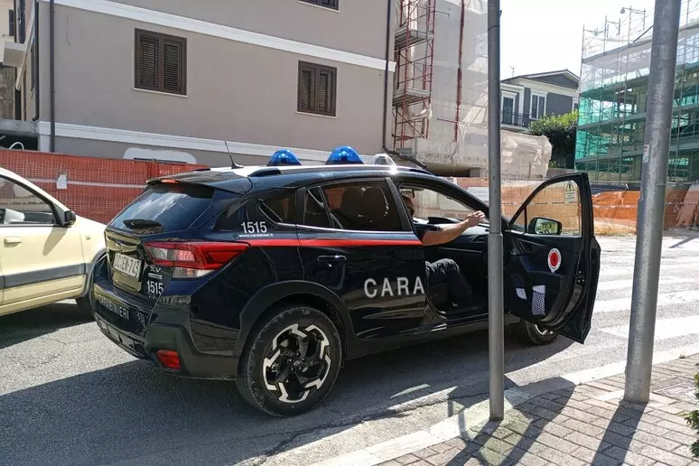 Carabinieri intervenuti dopo il pestaggio di un 17enne a Raiano, aggredito dal branco per una richiesta di amicizia sui social.
