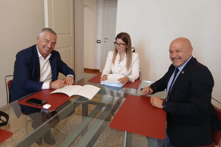 La firma dell’atto di cessione dell’edificio Ex Inam tra Comune dell’Aquila e Asl, passaggio decisivo per la realizzazione del nuovo parcheggio di via XX Settembre. Nella foto il dirigente comunale Vincenzo Tarquini e il direttore generale della Asl, Paolo Costanzi.