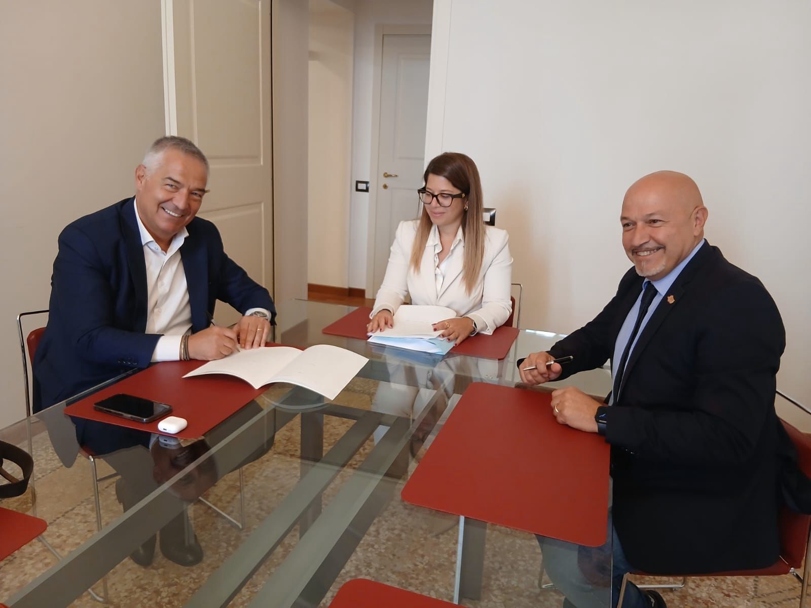 La firma dell’atto di cessione dell’edificio Ex Inam tra Comune dell’Aquila e Asl, passaggio decisivo per la realizzazione del nuovo parcheggio di via XX Settembre. Nella foto il dirigente comunale Vincenzo Tarquini e il direttore generale della Asl, Paolo Costanzi.