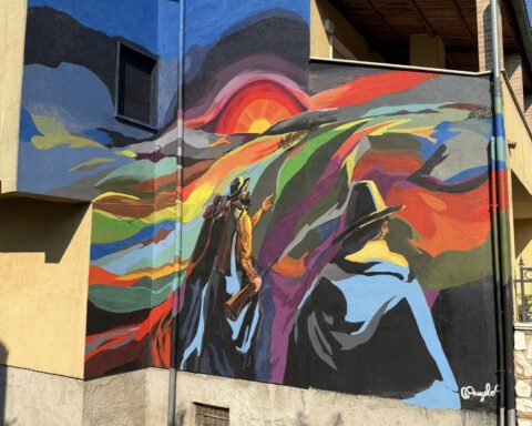 Uno dei nuovi murales realizzati a Sante Marie sulle case di edilizia residenziale pubblica: colori vivaci e figure simboliche trasformano le facciate in opere d’arte