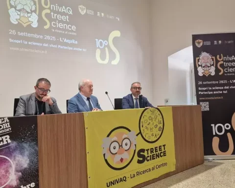 Conferenza di presentazione a Palazzo Margherita de La Notte dei Ricercatori e di Univaq Street Science 2025, con amministratori e rappresentanti del mondo scientifico.
