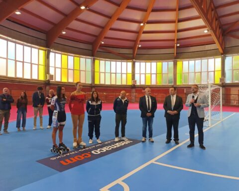 Nella foto, il sindaco Pierluigi Biondi e l’assessore Vito Colonna inaugurano il rinnovato palazzetto di viale Ovidio insieme ad atleti e società sportive. La cerimonia ha segnato il ritorno in funzione dell’impianto dopo 16 anni di attesa