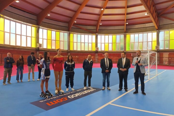 Nella foto, il sindaco Pierluigi Biondi e l’assessore Vito Colonna inaugurano il rinnovato palazzetto di viale Ovidio insieme ad atleti e società sportive. La cerimonia ha segnato il ritorno in funzione dell’impianto dopo 16 anni di attesa
