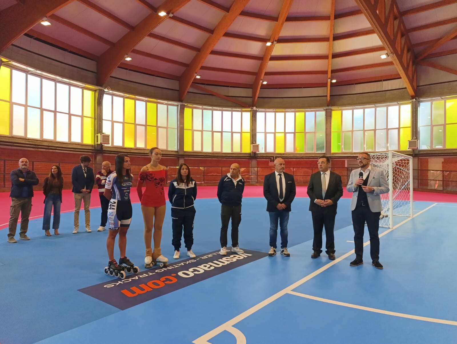 Nella foto, il sindaco Pierluigi Biondi e l’assessore Vito Colonna inaugurano il rinnovato palazzetto di viale Ovidio insieme ad atleti e società sportive. La cerimonia ha segnato il ritorno in funzione dell’impianto dopo 16 anni di attesa