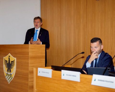 Il presidente della Regione Abruzzo, Marco Marsilio, interviene alla presentazione del XIII rapporto Crea Sanità a L’Aquila.