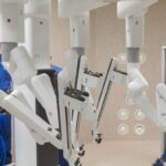 Nella foto il robot chirurgico utilizzato all’ospedale San Salvatore dell’Aquila, protagonista dell’intervento combinato di asportazione di tumori a rene e prostata