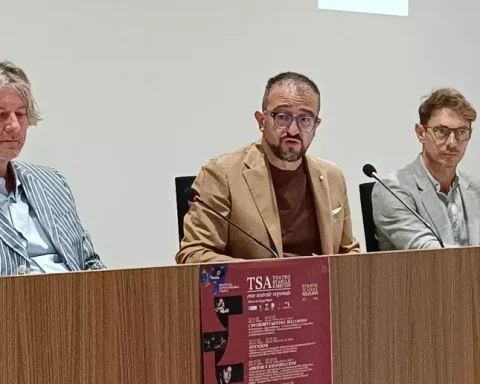 Il direttore del Tsa Giorgio Pasotti con il sindaco Pierluigi Biondi e il presidente Miska Ruggeri durante la presentazione della stagione teatrale 2025/26 all’Aquila.