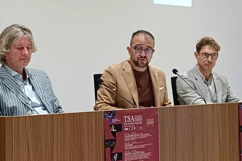 Il direttore del Tsa Giorgio Pasotti con il sindaco Pierluigi Biondi e il presidente Miska Ruggeri durante la presentazione della stagione teatrale 2025/26 all’Aquila.