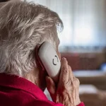 Un’anziana al telefono, immagine simbolo delle truffe che colpiscono le persone più fragili. Il caso di Sulmona ha visto vittima l’84enne madre del sindaco Tirabassi.