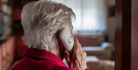 Un’anziana al telefono, immagine simbolo delle truffe che colpiscono le persone più fragili. Il caso di Sulmona ha visto vittima l’84enne madre del sindaco Tirabassi.