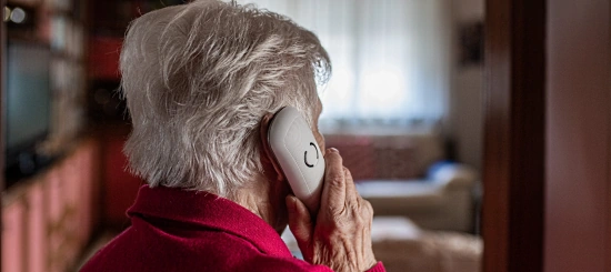 Un’anziana al telefono, immagine simbolo delle truffe che colpiscono le persone più fragili. Il caso di Sulmona ha visto vittima l’84enne madre del sindaco Tirabassi.