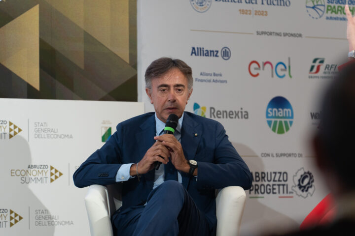 Giuseppe Lasco, Direttore Generale di Poste Italiane, nel suo intervento all’Abruzzo Economy Summit di Pescara