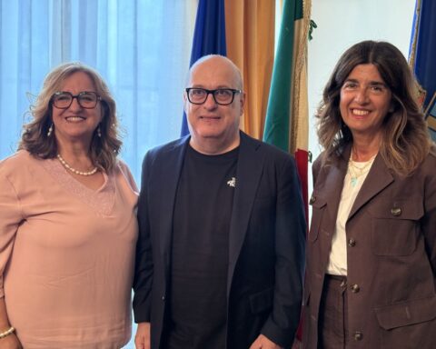 presentazione della mostra dell'abbraccio dei prematuri con assessore pignoli, Susanna di Valerio e Luisa di Nicola