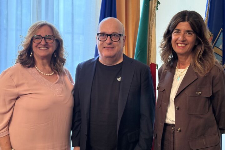 presentazione della mostra dell'abbraccio dei prematuri con assessore pignoli, Susanna di Valerio e Luisa di Nicola