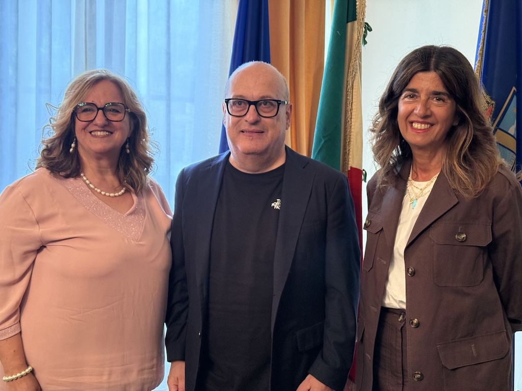 presentazione della mostra dell'abbraccio dei prematuri con assessore pignoli, Susanna di Valerio e Luisa di Nicola