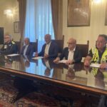 bilancio spiagge sicure persone attorno a un tavolo in una stanza