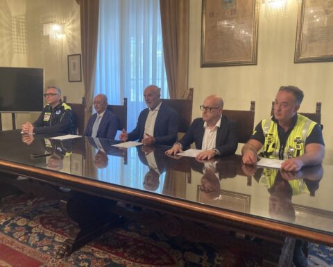 bilancio spiagge sicure persone attorno a un tavolo in una stanza