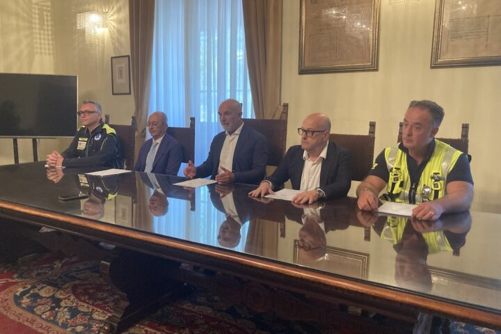 bilancio spiagge sicure persone attorno a un tavolo in una stanza