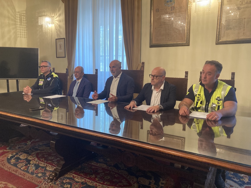 bilancio spiagge sicure persone attorno a un tavolo in una stanza