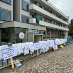 I medici di famiglia della provincia di Chieti hanno manifestato questa mattina davanti agli uffici della Asl, inscenando la riconsegna simbolica dei camici