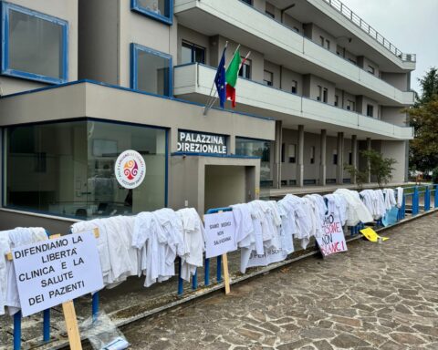 I medici di famiglia della provincia di Chieti hanno manifestato questa mattina davanti agli uffici della Asl, inscenando la riconsegna simbolica dei camici