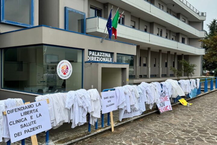 I medici di famiglia della provincia di Chieti hanno manifestato questa mattina davanti agli uffici della Asl, inscenando la riconsegna simbolica dei camici