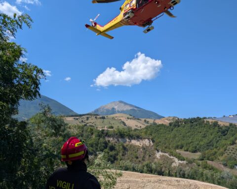 Il 26enne, rimasto ferito con un trauma toracico, è stato recuperato dai vigili del fuoco con tecniche SAF e trasportato in eliambulanza al Mazzini di Teramo.