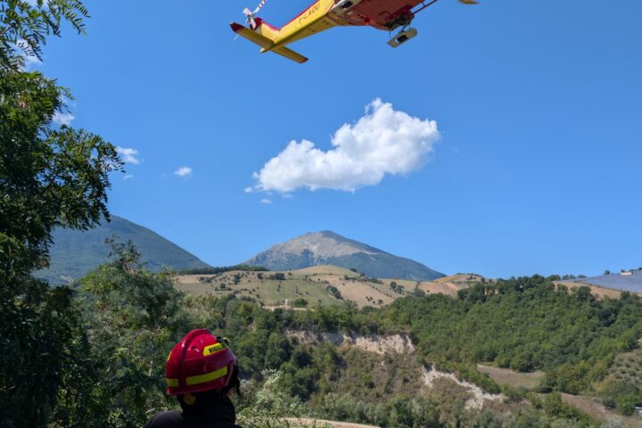 Il 26enne, rimasto ferito con un trauma toracico, è stato recuperato dai vigili del fuoco con tecniche SAF e trasportato in eliambulanza al Mazzini di Teramo.
