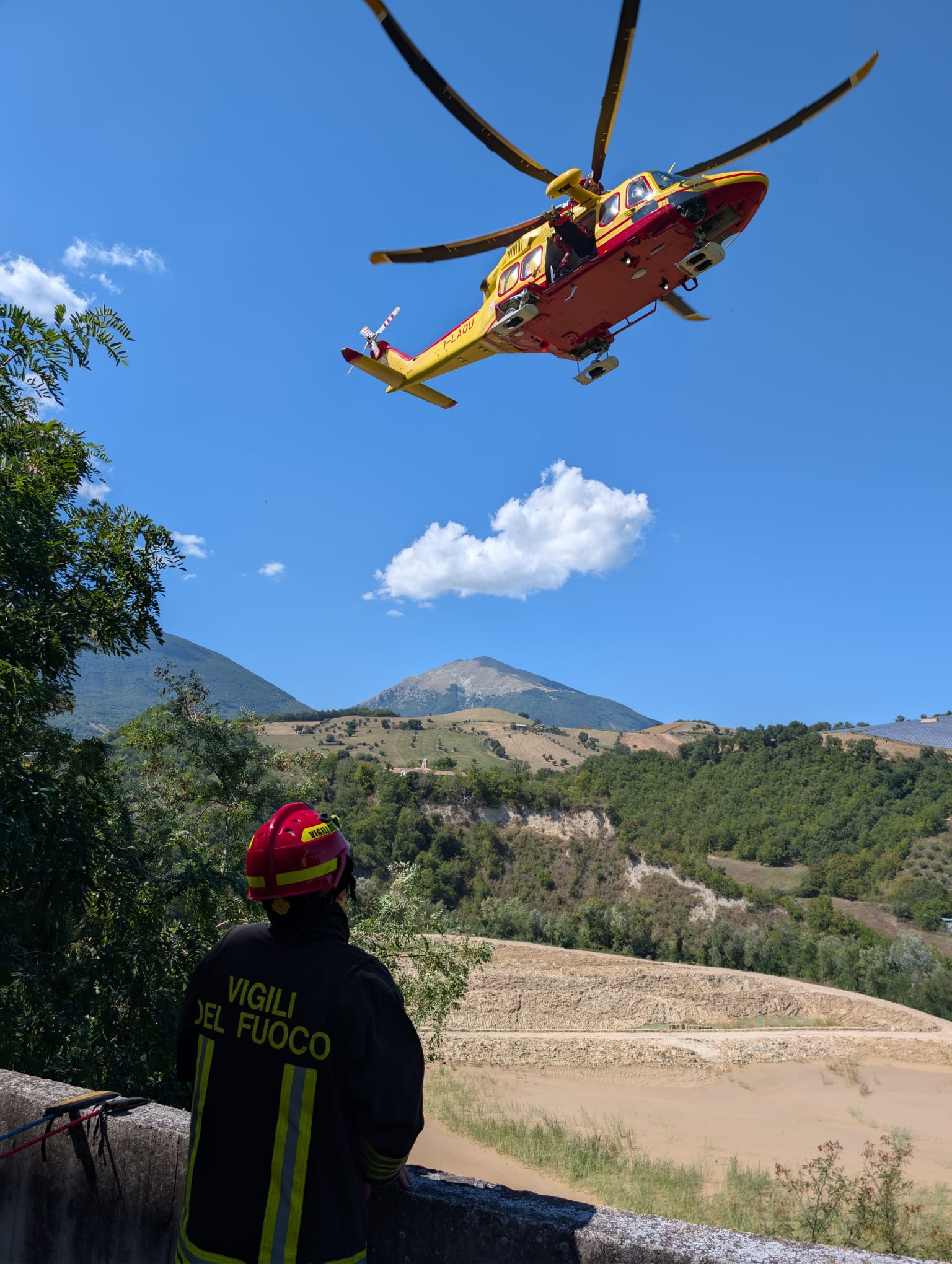 Il 26enne, rimasto ferito con un trauma toracico, è stato recuperato dai vigili del fuoco con tecniche SAF e trasportato in eliambulanza al Mazzini di Teramo.