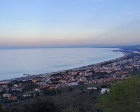 Il sindaco di Vasto ha firmato un’ordinanza che dispone il divieto temporaneo di balneazione nella zona antistante la foce di Fosso Marino e nel tratto di mare delimitato a nord dal Lido “La Bitta” e a sud dal lido “Hotel d’Italia”