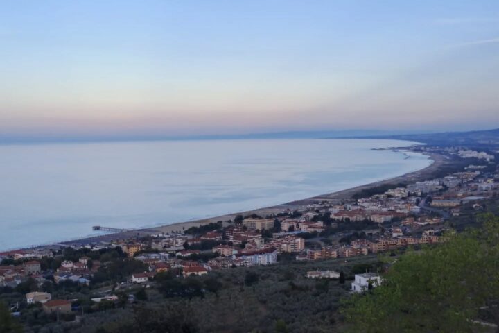 Il sindaco di Vasto ha firmato un’ordinanza che dispone il divieto temporaneo di balneazione nella zona antistante la foce di Fosso Marino e nel tratto di mare delimitato a nord dal Lido “La Bitta” e a sud dal lido “Hotel d’Italia”