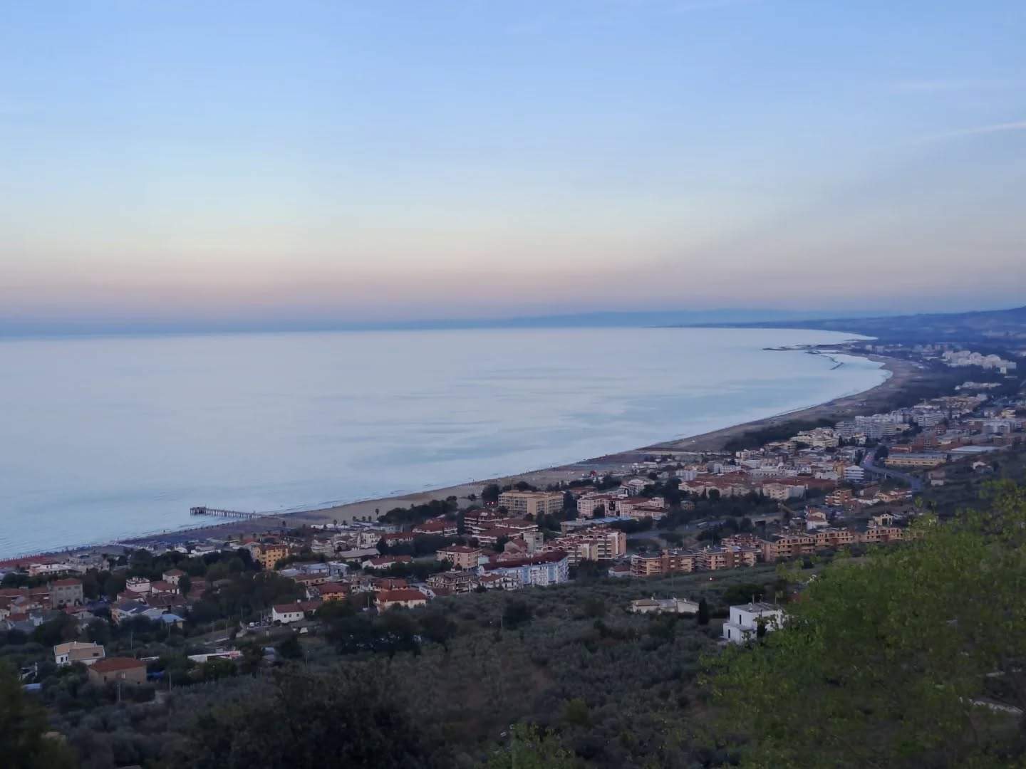 Il sindaco di Vasto ha firmato un’ordinanza che dispone il divieto temporaneo di balneazione nella zona antistante la foce di Fosso Marino e nel tratto di mare delimitato a nord dal Lido “La Bitta” e a sud dal lido “Hotel d’Italia”