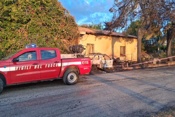 L’incendio, partito all’esterno, ha distrutto suppellettili, un’auto e alberi prima di propagarsi all’interno del fabbricato comunale, rendendolo inagibile. Sul posto vigili del fuoco, sindaco e Carabinieri