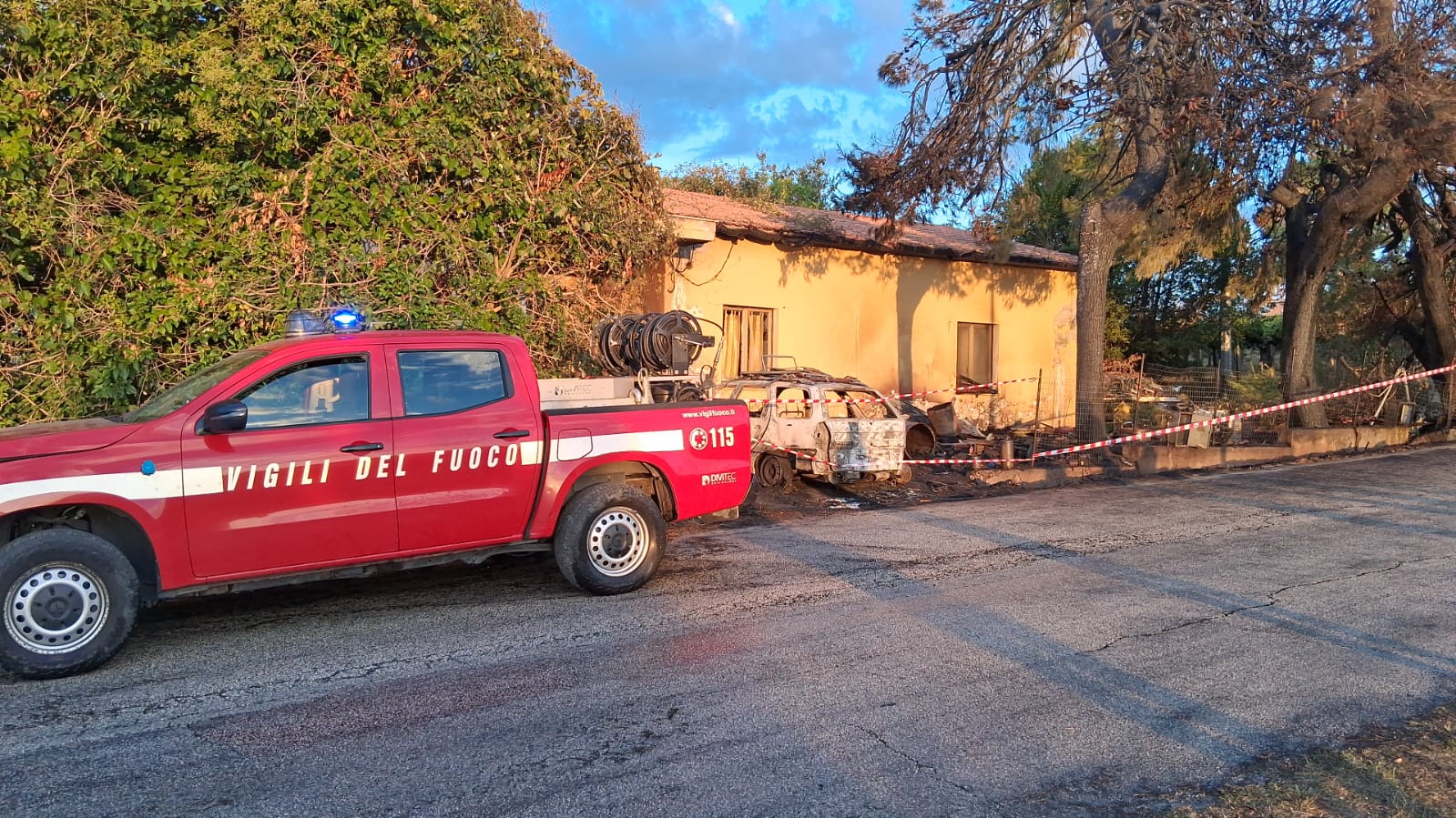 L’incendio, partito all’esterno, ha distrutto suppellettili, un’auto e alberi prima di propagarsi all’interno del fabbricato comunale, rendendolo inagibile. Sul posto vigili del fuoco, sindaco e Carabinieri