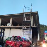 L’intenso fumo generato dall’incendio ha causato l’annerimento delle strutture del fabbricato che, fortunatamente, non è risultato però inagibile
