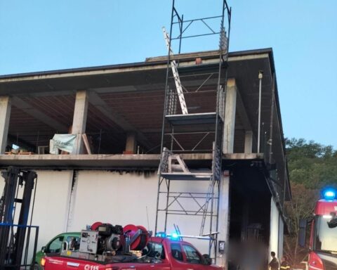 L’intenso fumo generato dall’incendio ha causato l’annerimento delle strutture del fabbricato che, fortunatamente, non è risultato però inagibile