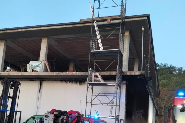 L’intenso fumo generato dall’incendio ha causato l’annerimento delle strutture del fabbricato che, fortunatamente, non è risultato però inagibile
