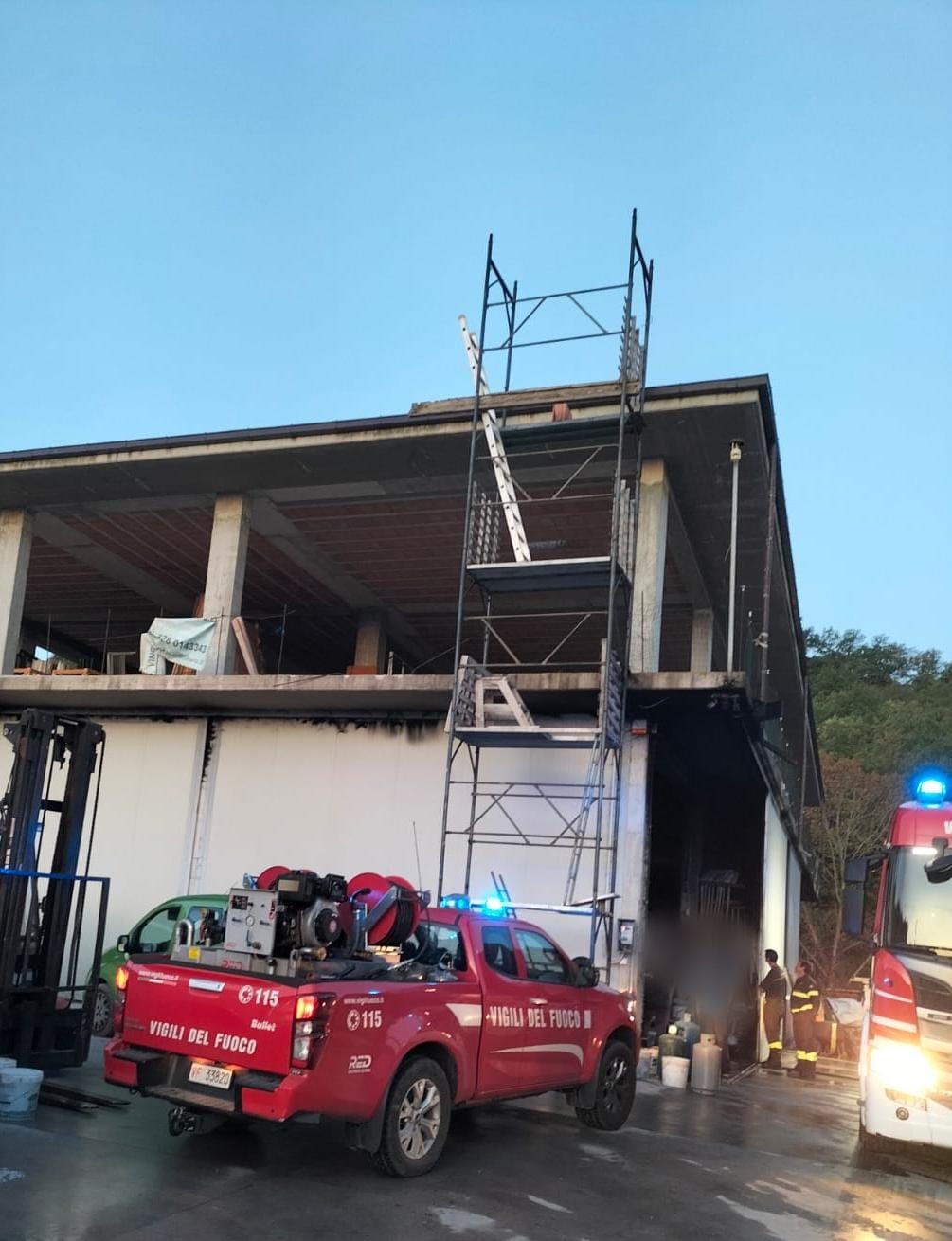L’intenso fumo generato dall’incendio ha causato l’annerimento delle strutture del fabbricato che, fortunatamente, non è risultato però inagibile