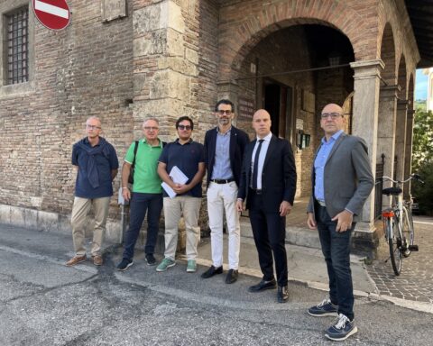 Oltre mezzo milione di euro per l’edificio del 1348 in piazza Dante. Obiettivo riapertura a Pasqua 2026, con un secondo lotto previsto per le sale interne.