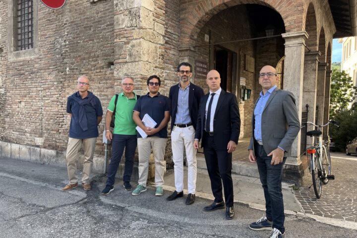 Oltre mezzo milione di euro per l’edificio del 1348 in piazza Dante. Obiettivo riapertura a Pasqua 2026, con un secondo lotto previsto per le sale interne.