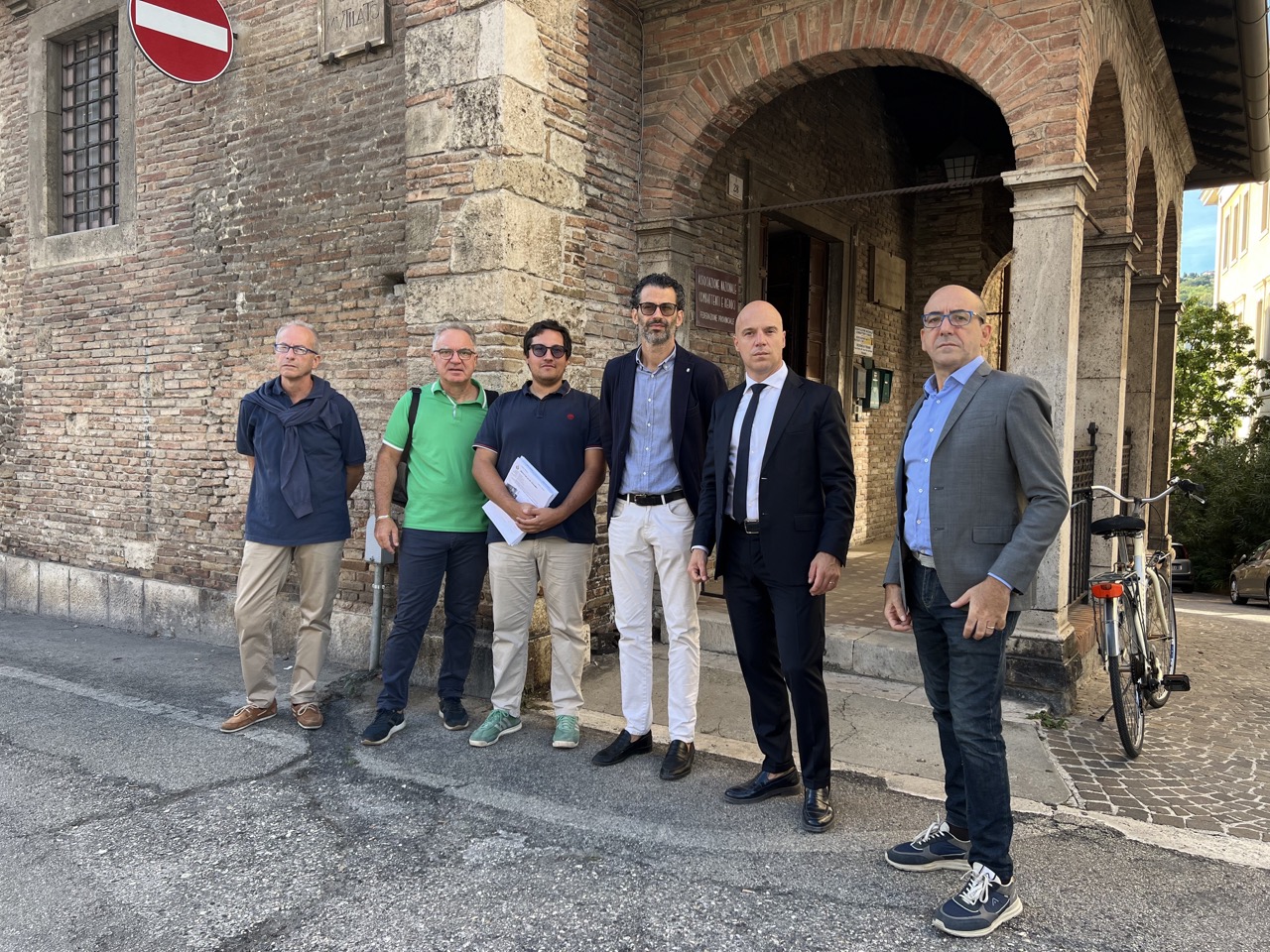 Oltre mezzo milione di euro per l’edificio del 1348 in piazza Dante. Obiettivo riapertura a Pasqua 2026, con un secondo lotto previsto per le sale interne.