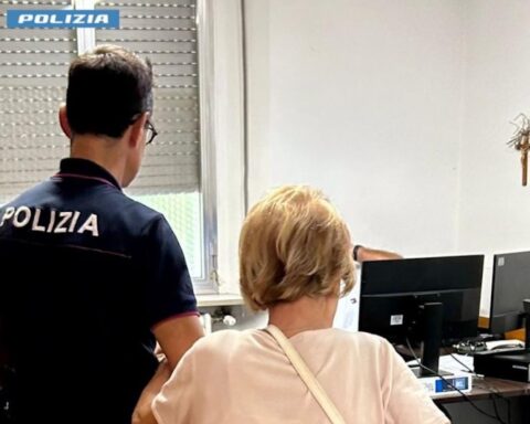 agente di polizia con anziana dopo tentato furto