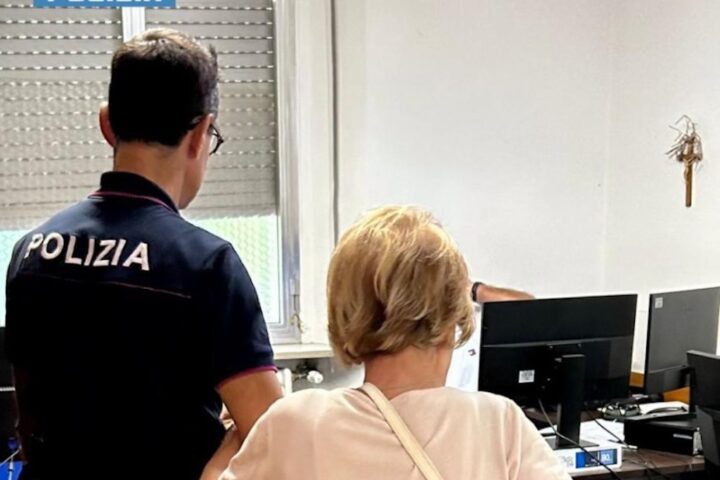 agente di polizia con anziana dopo tentato furto