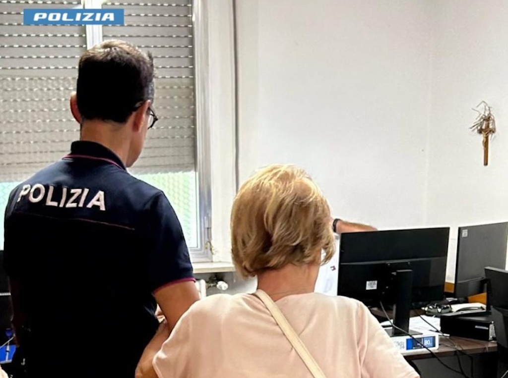 agente di polizia con anziana dopo tentato furto